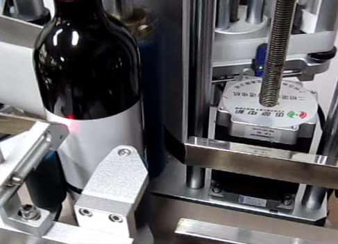 定點(diǎn)定位貼標(biāo)機(jī)